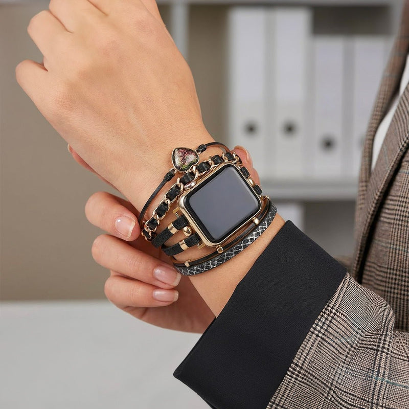 Bracelet Apple Watch pour femme en cuir tressé camel avec pierre cœur pailletée noire et or, design original Welna.