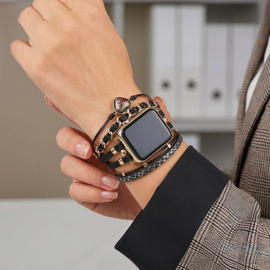 Bracelet Apple Watch pour femme en cuir tressé camel avec pierre cœur pailletée noire et or, design original Welna.