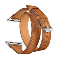 Bracelet double tour en cuir pleine fleur camel avec boucle argentée pour Apple Watch, style chic et intemporel.