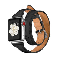 Bracelet Apple Watch double tour en cuir noir pleine fleur, intérieur marron clair, boucle argentée, style chic et féminin.