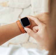 Bracelet Apple Watch double tour en cuir camel pleine fleur avec coutures apparentes, style élégant et ajusté féminine.