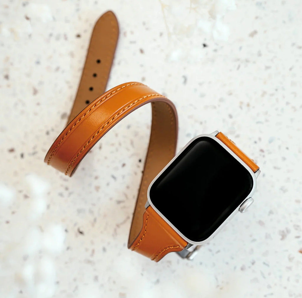 Bracelet double tour en cuir pleine fleur marron clair pour Apple Watch avec coutures ton sur ton.