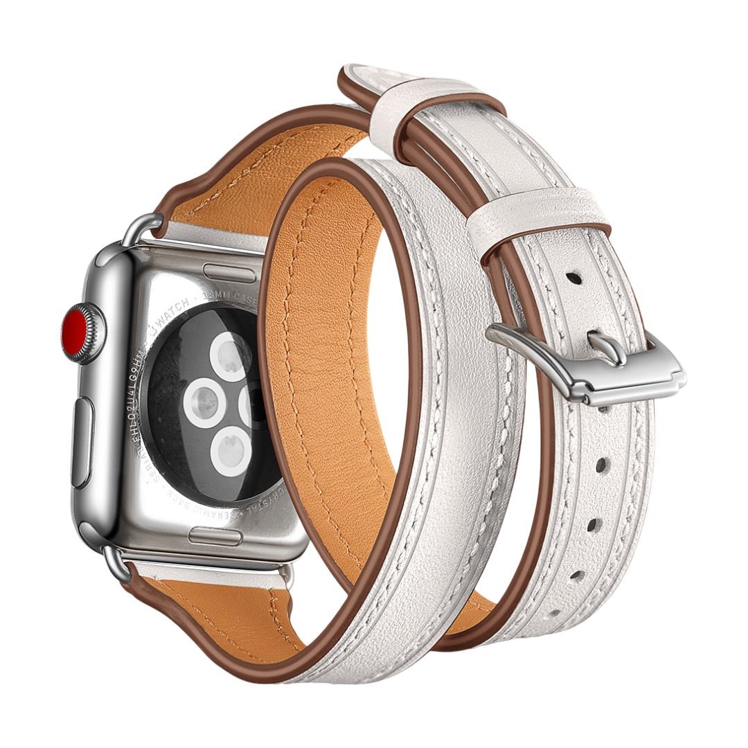 Bracelet Apple Watch double tour en cuir pleine fleur blanc cassé, boucle argentée élégante, intérieur caramel doux.