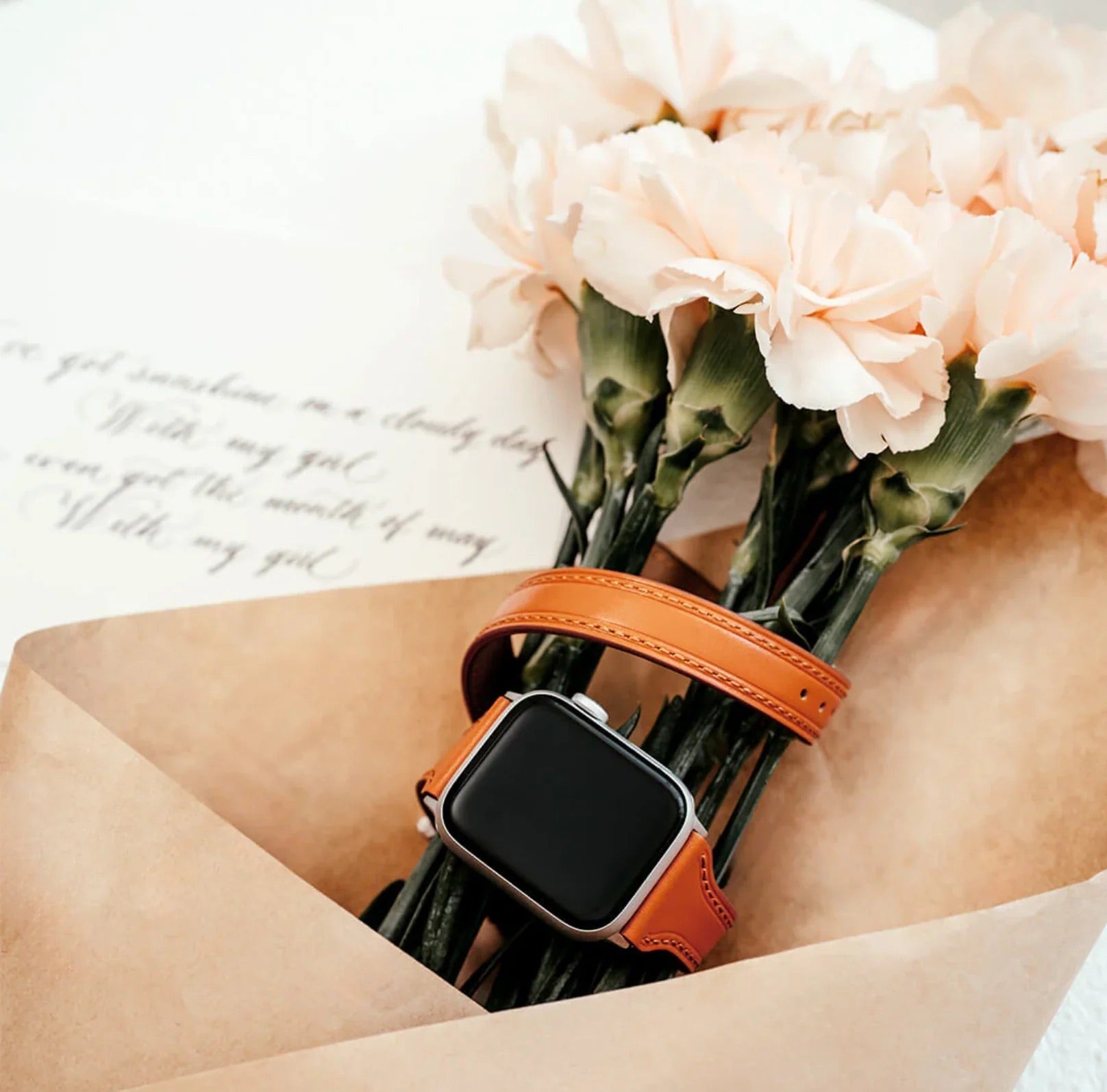 Bracelet Apple Watch double tour en cuir pleine fleur caramel avec boucle noire, style chic et élégant.