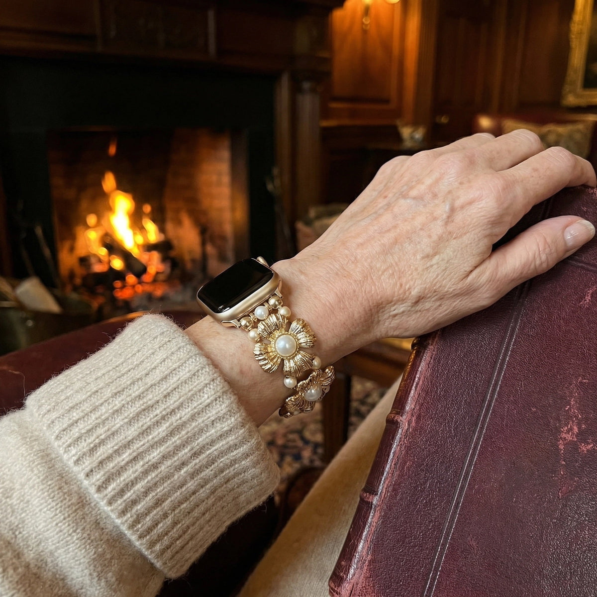 Elastisches Apple Watch Armband für Damen, verziert mit Metallblumen und Perlen in Perlmuttoptik, elegantes Handgelenk-Accessoire, Modell Sumeria