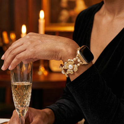 Elastisches Apple Watch Armband für Damen, verziert mit Metallblumen und Perlen in Perlmuttoptik, elegantes Handgelenk-Accessoire, Modell Sumeria