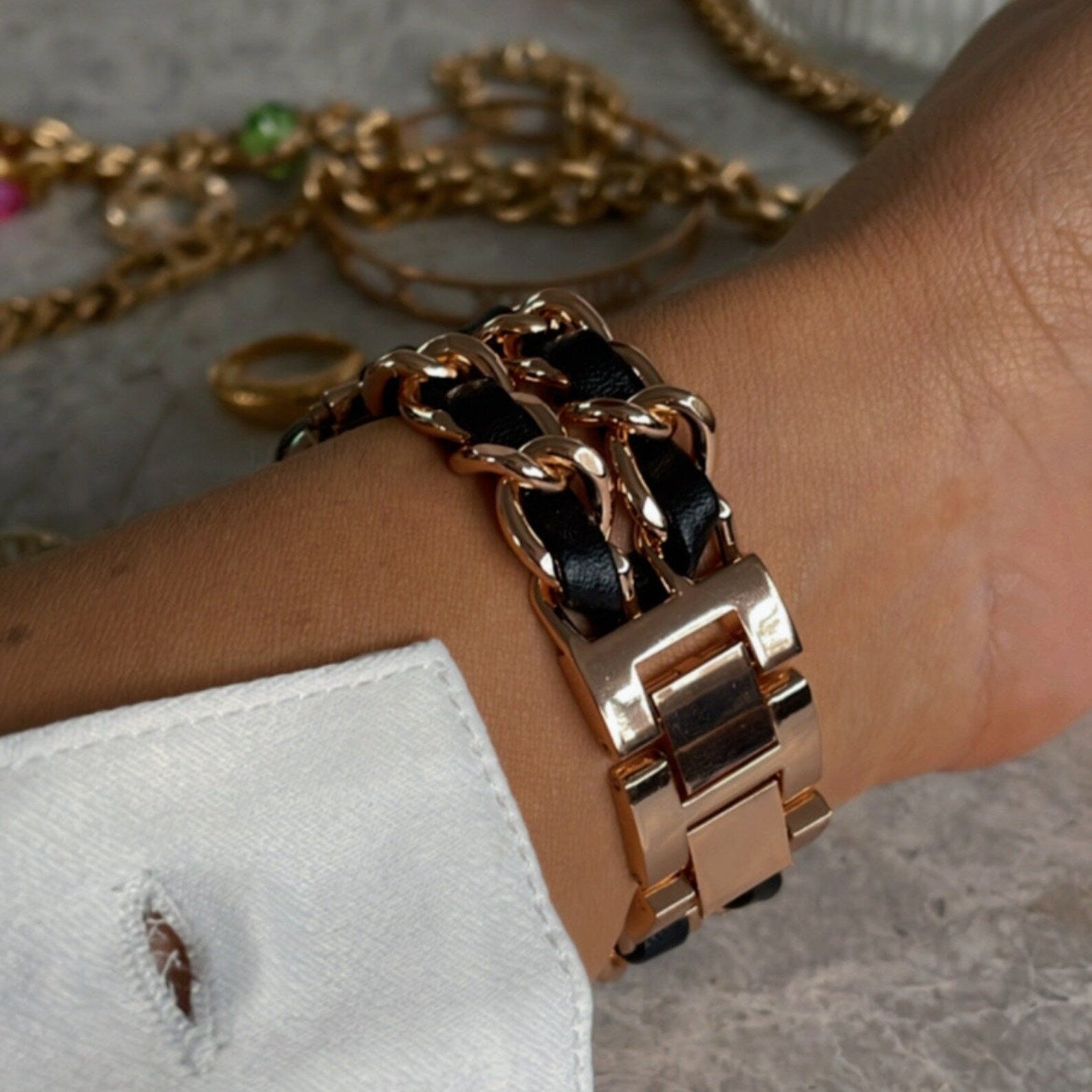 Bracelet Apple Watch en acier inoxydable doré à maillons larges avec entrelacement de cuir noir tressé, boucle solide et.