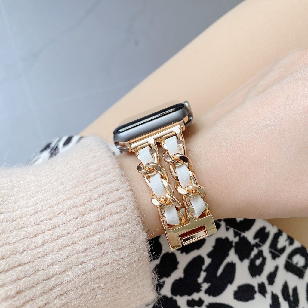 Bracelet Apple Watch pour femme avec maillons en acier doré et cuir blanc tressé, boucle brillante solide.