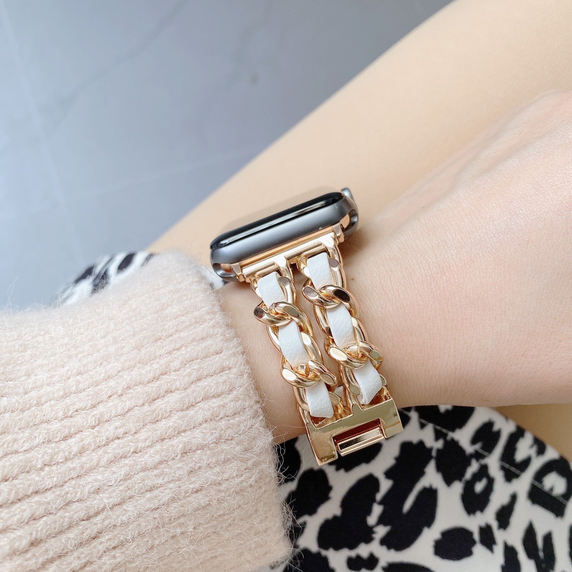 Bracelet Apple Watch pour femme avec maillons en acier doré et cuir blanc tressé, boucle brillante solide.