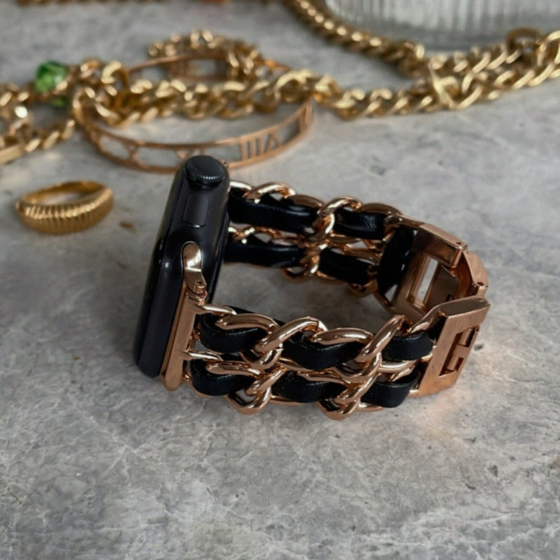 Bracelet Apple Watch avec maillons en acier inoxydable noir et or rose, style chaîne tressée, boucle solide brillante.