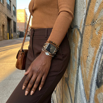 Bracelet Apple Watch élégant, lanières fines en simili vegan, pierres semi précieuses marron, charme oeil protecteur scintillant, modèle Mercuria