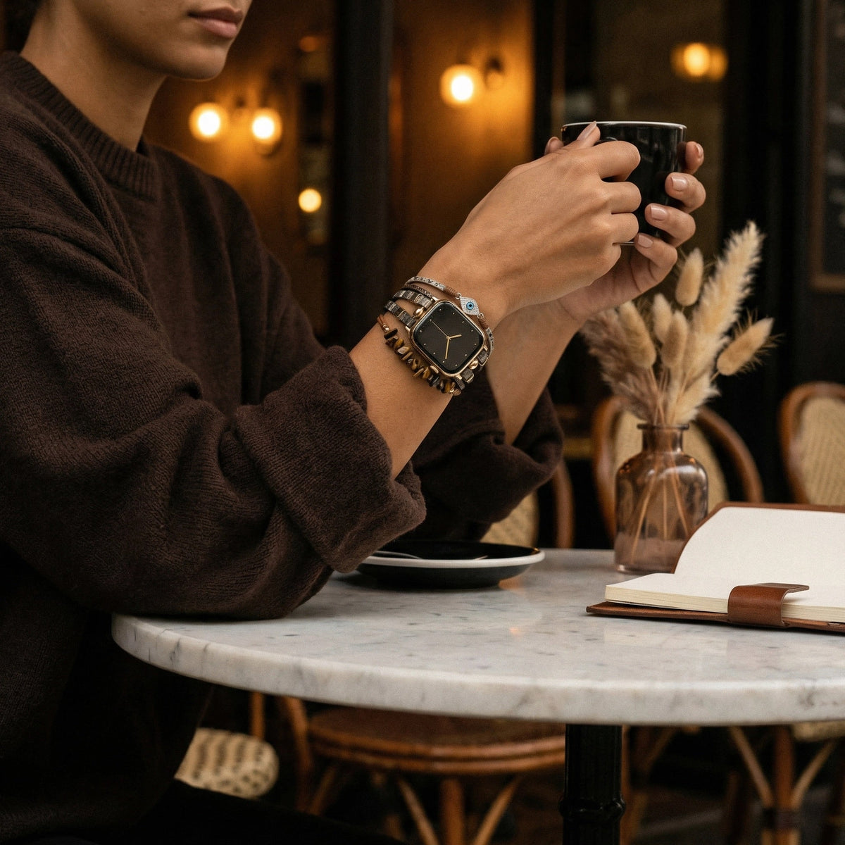 Bracelet Apple Watch élégant, lanières fines en simili vegan, pierres semi précieuses marron, charme oeil protecteur scintillant, modèle Mercuria