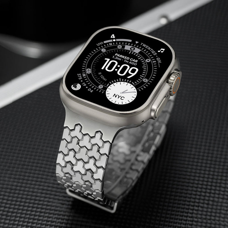 Bracelet Apple Watch en acier inoxydable gris avec maillons hexagonaux et fermeture magnétique noire DLC.