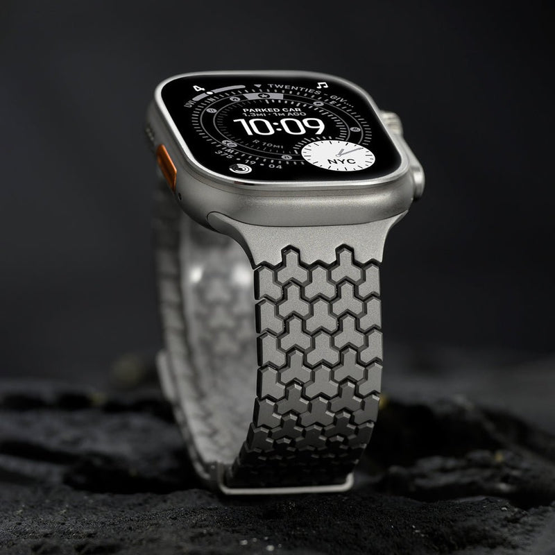 Bracelet Apple Watch en acier inoxydable DLC noir à maillons hexagonaux, fermeture magnétique élégante.