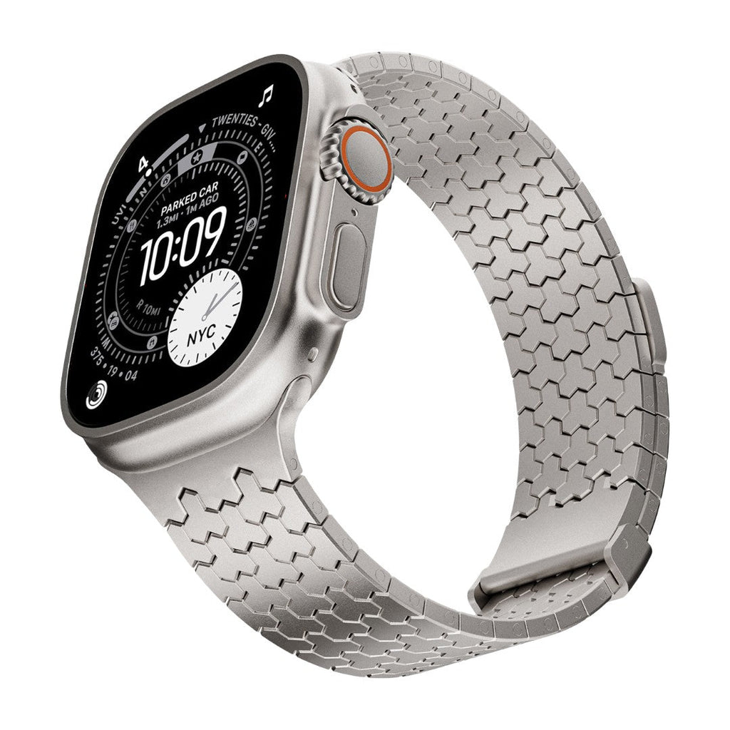 Bracelet Apple Watch en acier inoxydable gris clair, maillons hexagonaux, finition DLC, fermeture magnétique intégrée.