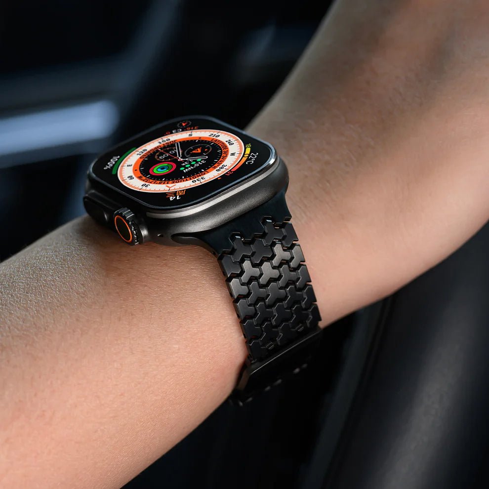 Bracelet Apple Watch en acier inoxydable noir avec maillons hexagonaux et fermeture magnétique.