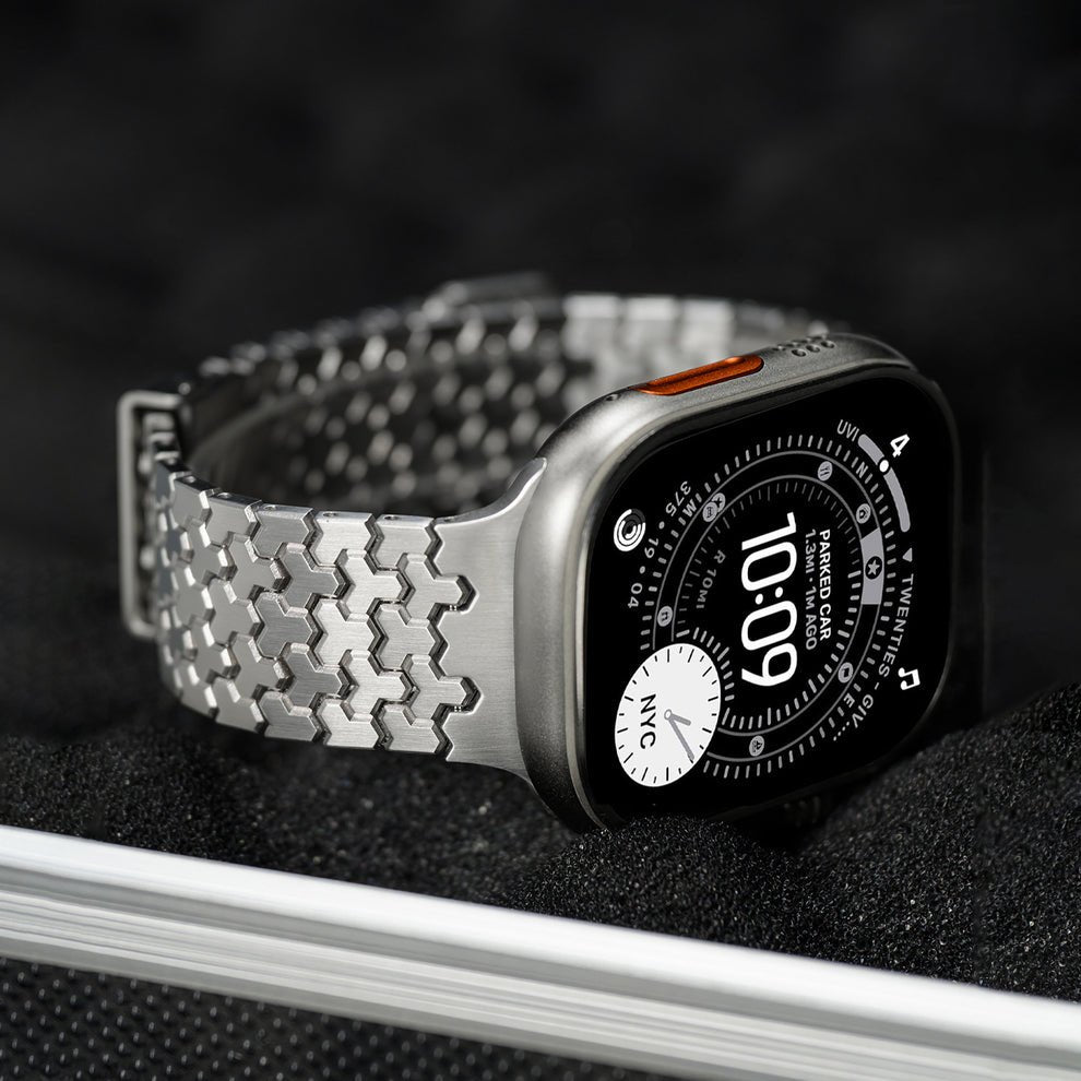 Bracelet Apple Watch en acier inoxydable DLC gris foncé, maillons hexagonaux, fermeture magnétique discrète.