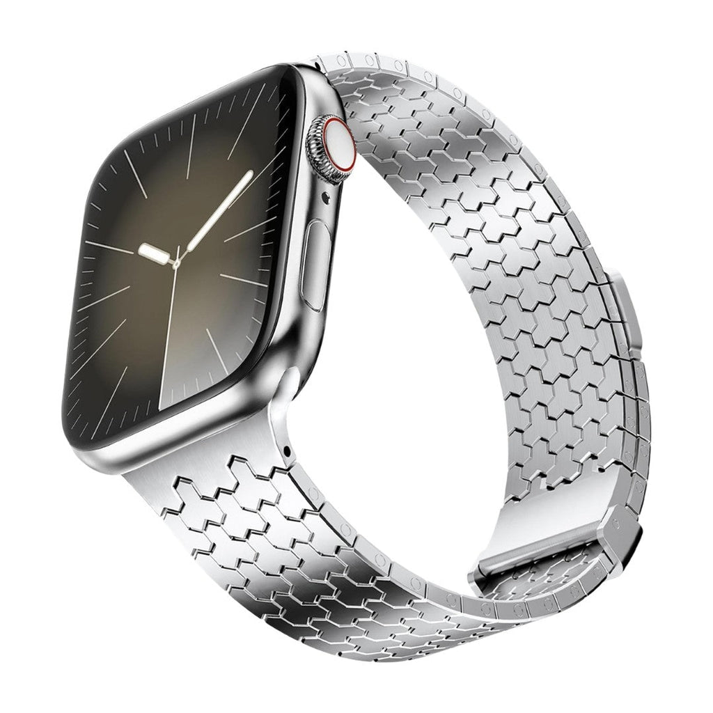 Bracelet Apple Watch en acier inoxydable argenté avec maillons hexagonaux et fermeture magnétique élégante.