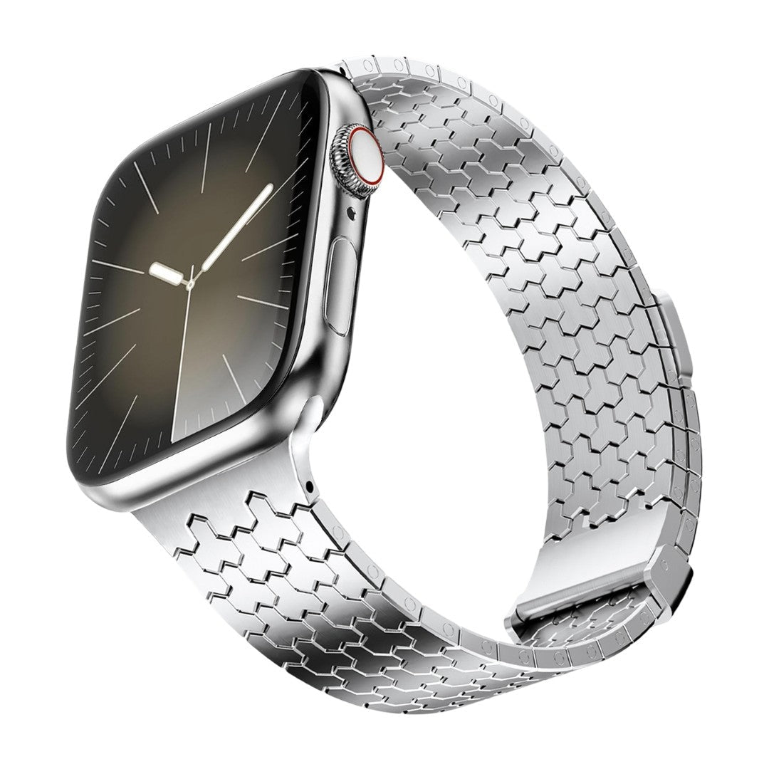 Bracelet Apple Watch en acier inoxydable argenté avec maillons hexagonaux et fermeture magnétique élégante.