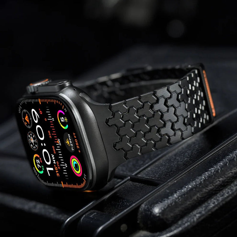 Bracelet Apple Watch en acier inoxydable noir DLC avec maillons hexagonaux et fermeture magnétique élégante.