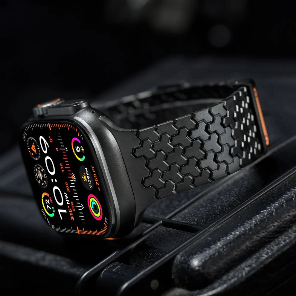 Bracelet Apple Watch en acier inoxydable noir DLC avec maillons hexagonaux et fermeture magnétique élégante.