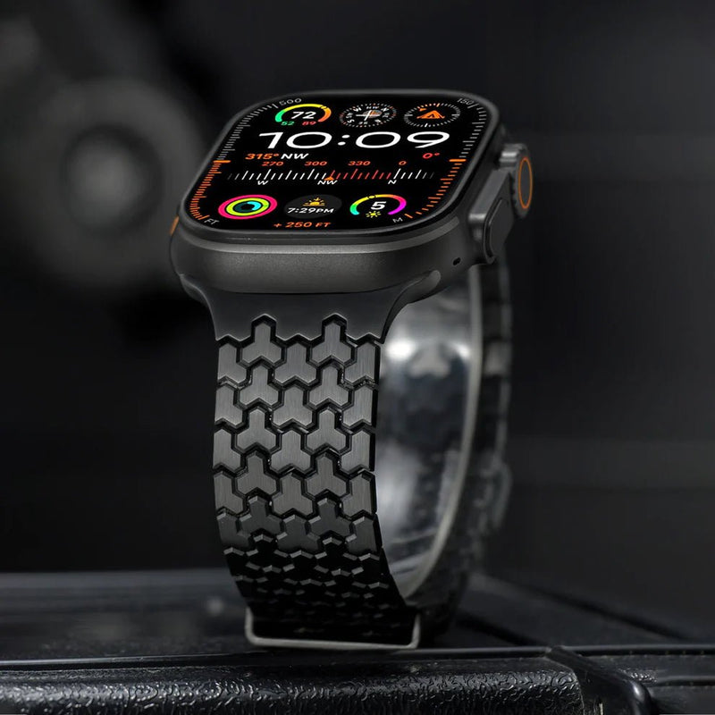 Bracelet Apple Watch en acier inoxydable noir mat, maillons hexagonaux modernes, fermeture magnétique élégante.