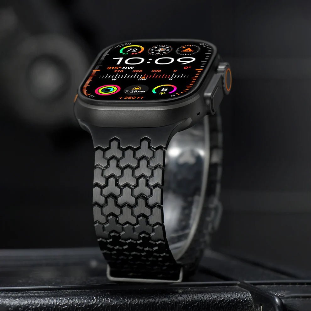 Bracelet Apple Watch en acier inoxydable noir mat, maillons hexagonaux modernes, fermeture magnétique élégante.