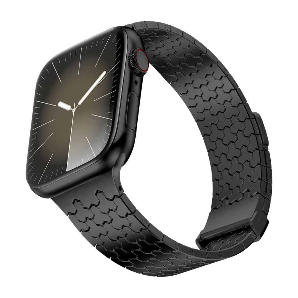 Bracelet Apple Watch en acier inoxydable noir DLC avec maillons hexagonaux et fermeture magnétique élégante.