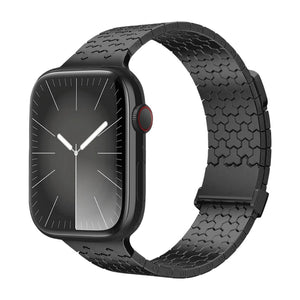 Bracelet Apple Watch en acier inoxydable noir DLC, maillons hexagonaux, fermeture magnétique, design moderne.