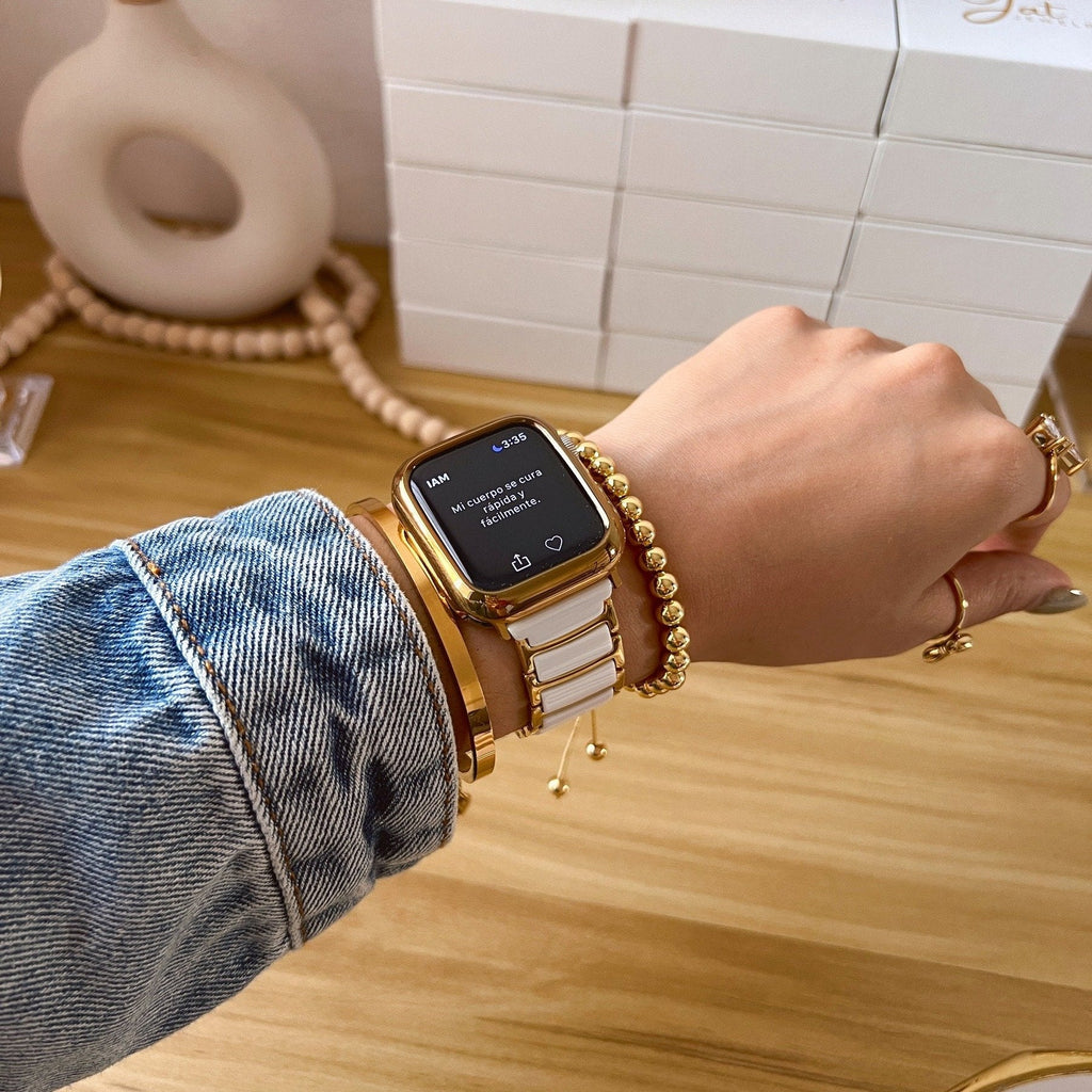 Bracelet Apple Watch en acier inoxydable argenté avec maillons larges et fermeture déployante, portée au poignet avec.