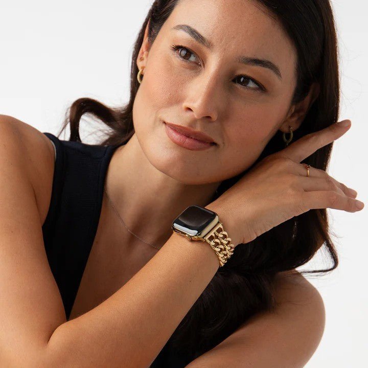 Bracelet Apple Watch en acier inoxydable or rose à maillons double chaîne élégante avec fermoir sécurisé.