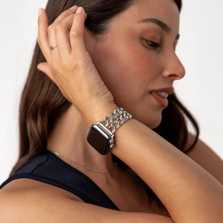 Bracelet Apple Watch en acier inoxydable argenté, double chaîne gourmette élégante, fermoir sécurisé.