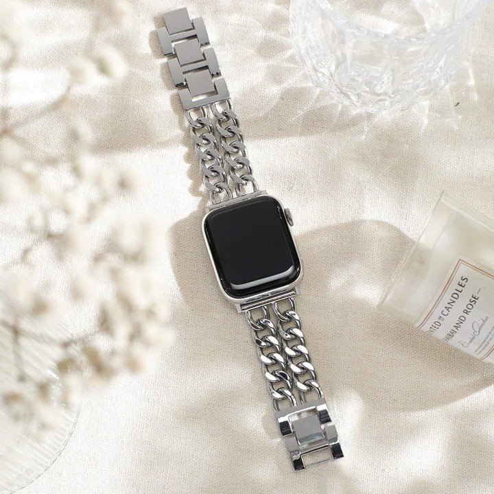 Bracelet Apple Watch en acier inoxydable argenté avec maille gourmette double chaîne et fermoir sécurisé design moderne.