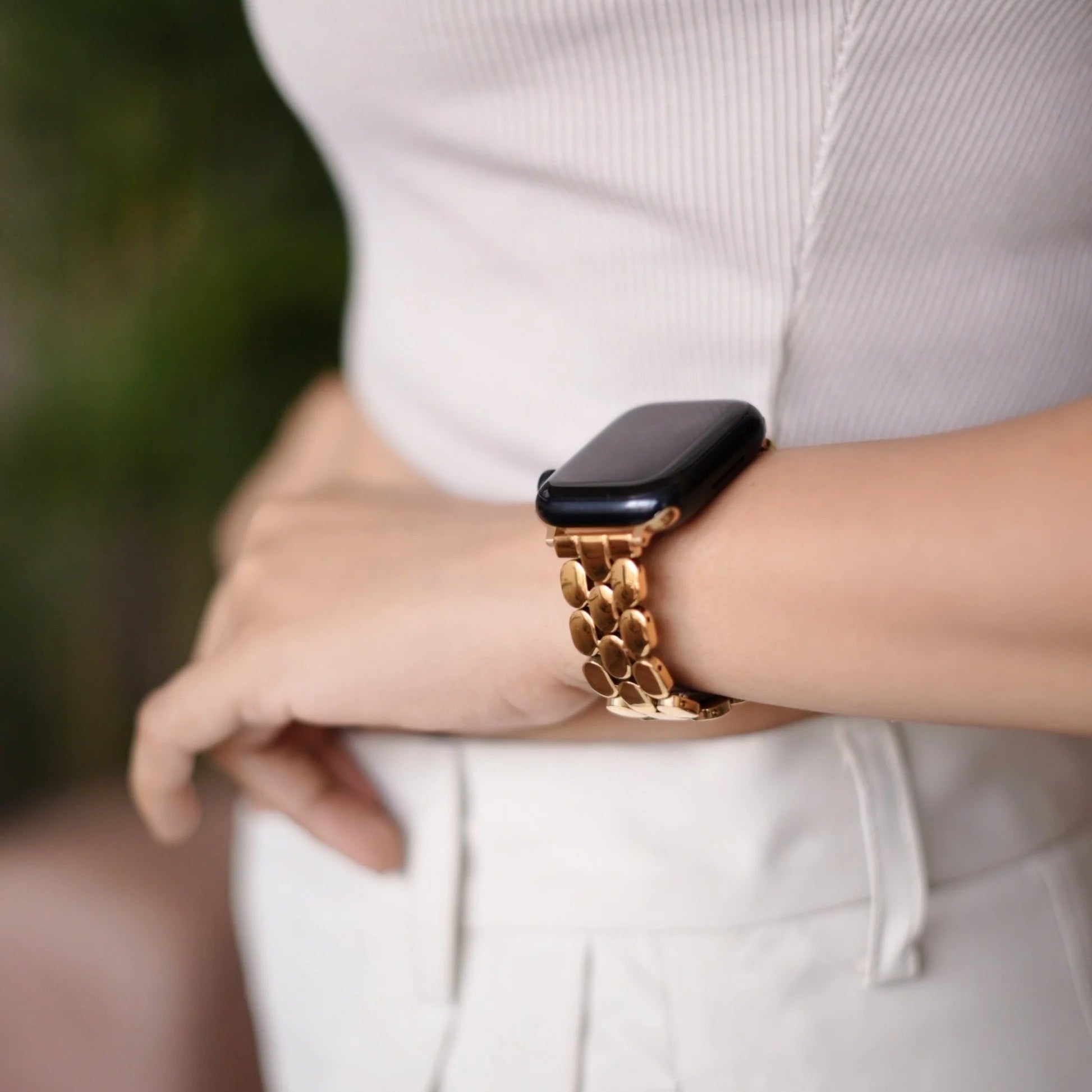 Apple Watch-armband van roestvrij staal, goudkleurige ovale schakels, moderne elegantie voor Apple Watch, vouwsluiting, model Shounie