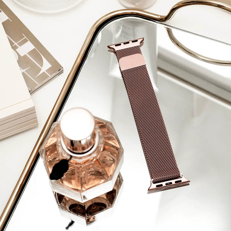 Bracelet Apple Watch en acier inoxydable rose doré, à maille milanaise fine et fermeture magnétique élégante.