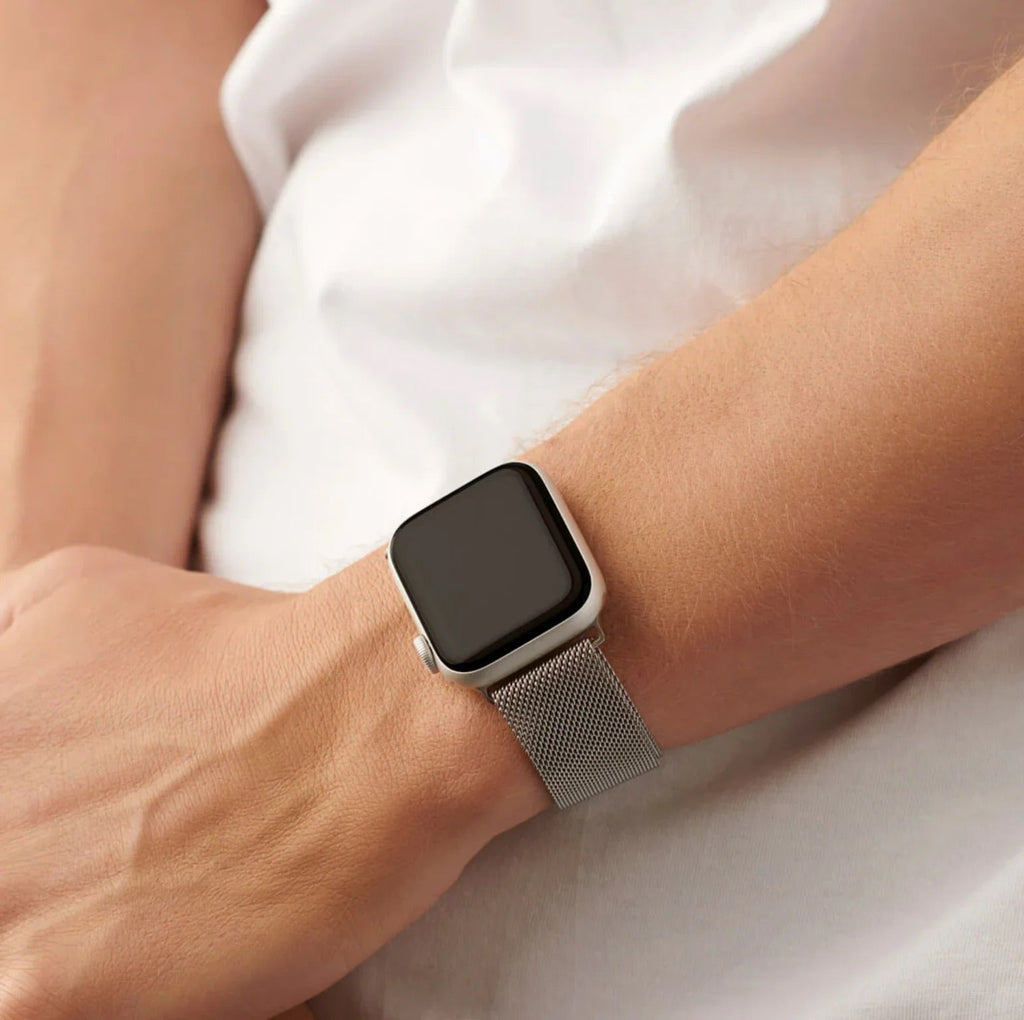 Bracelet Apple Watch en acier inoxydable argenté, finition lisse et élégante, style unisexe.