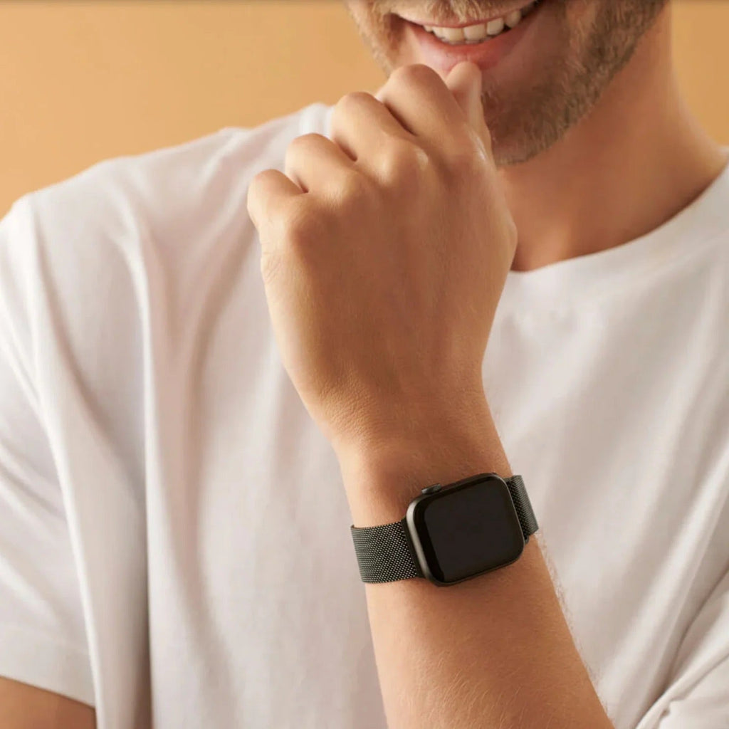 Bracelet Apple Watch en acier inoxydable noir avec finition mate, style mixte, élégant et minimaliste.
