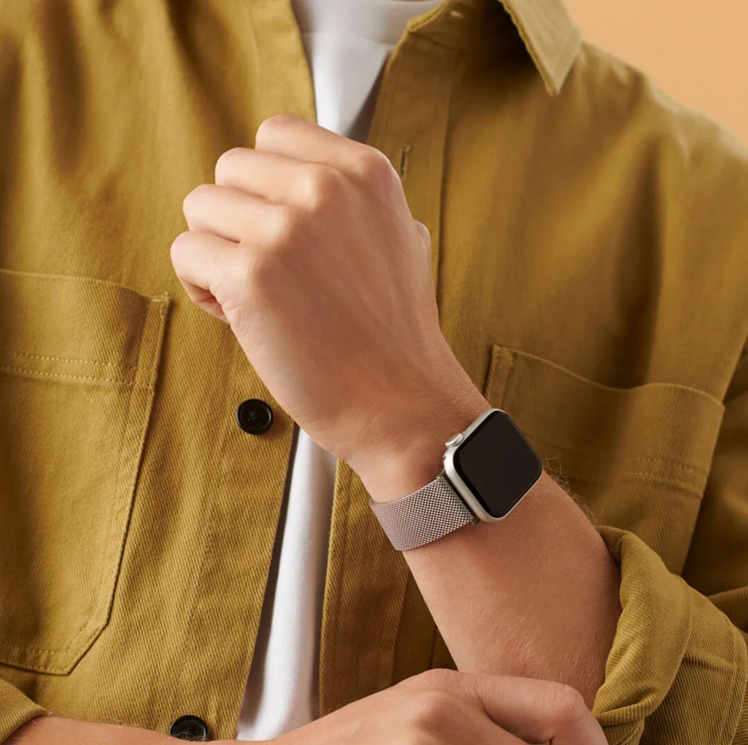 Bracelet Apple Watch en acier inoxydable argenté, mailles fines et ajustables, style mixte moderne.