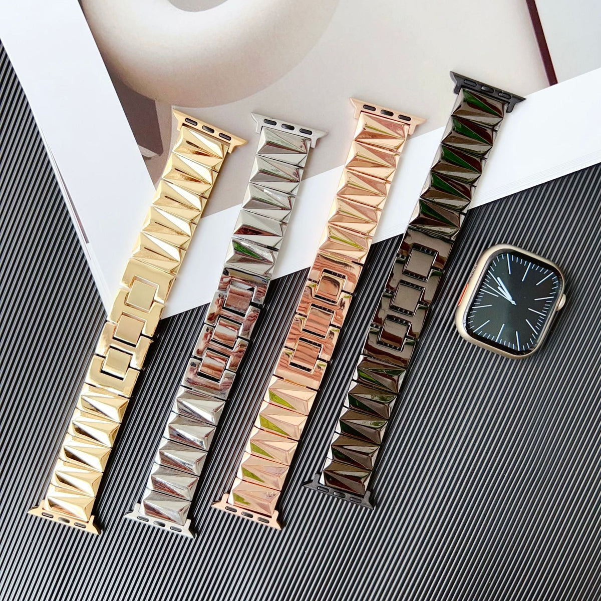Pulseira para Apple Watch em liga metálica, elos geométricos, acabamento luxuoso, ajustável, para mulher, modelo Gisca