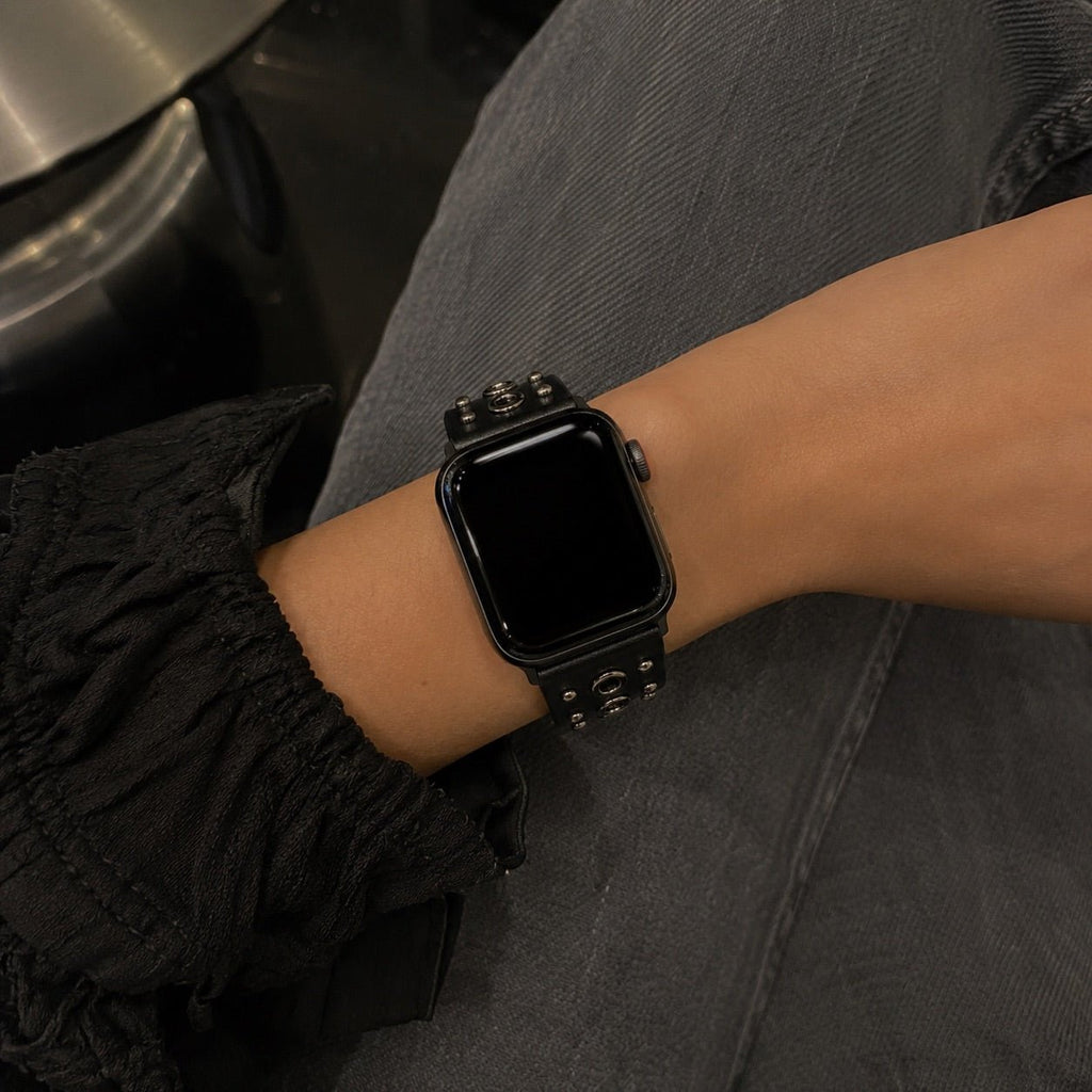 Bracelet Apple Watch en croûte de cuir ornée de rivets métalliques, boucle réglable, style affirmé, modèle Tika