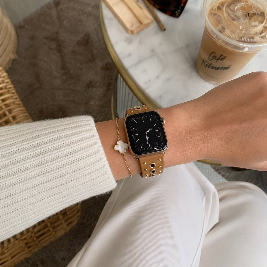 Bracelet Apple Watch en croûte de cuir ornée de rivets métalliques, boucle réglable, style affirmé, modèle Tika