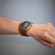 Bracelet en cuir marron à double tour pour Apple Watch femme, style Ermione, porté au poignet.