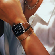 Bracelet Apple Watch en cuir marron à double tour avec surpiqûres blanches, style Ermione.