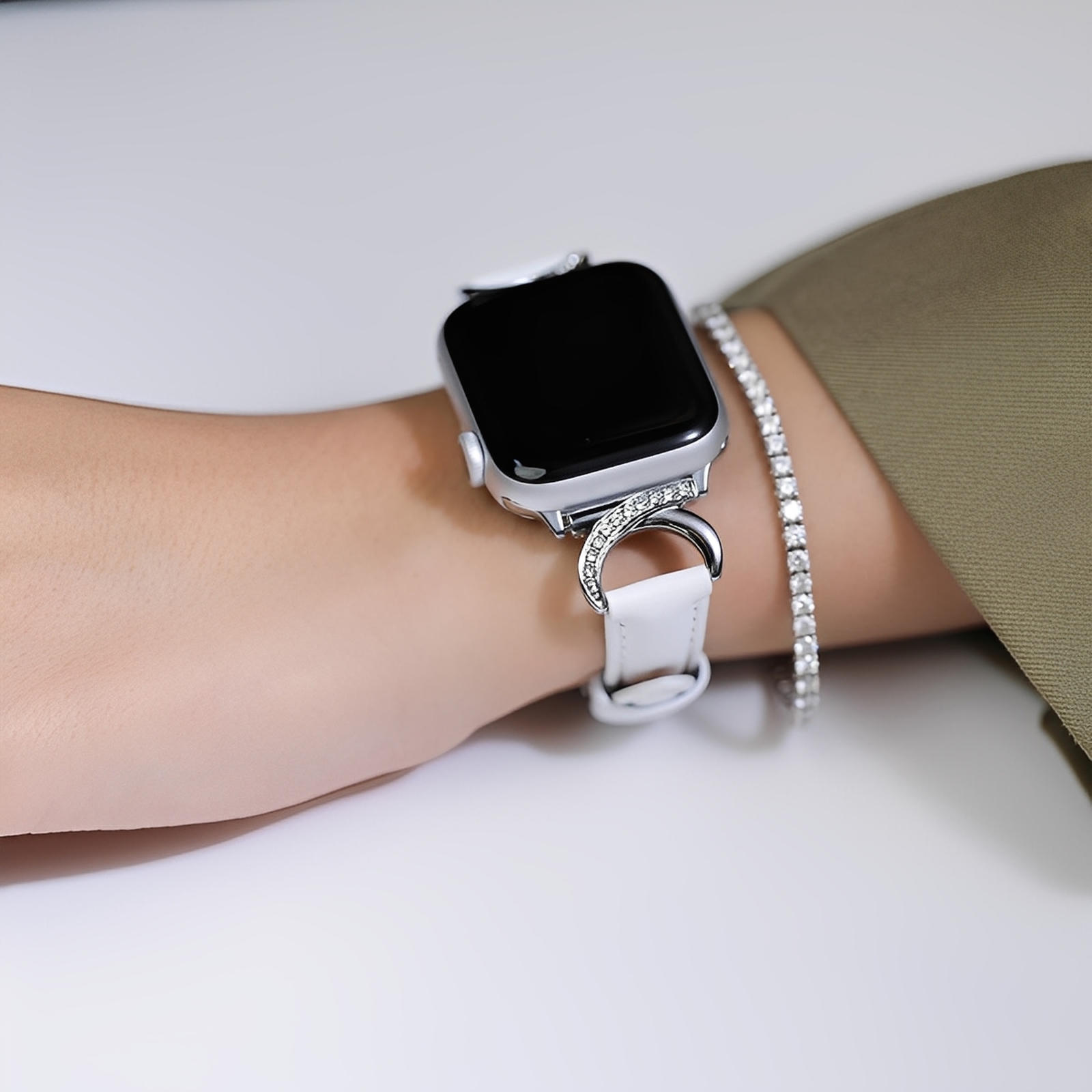 Bracelet Apple Watch en cuir blanc avec boucle en C argentée ornée de strass, style féminin élégant.