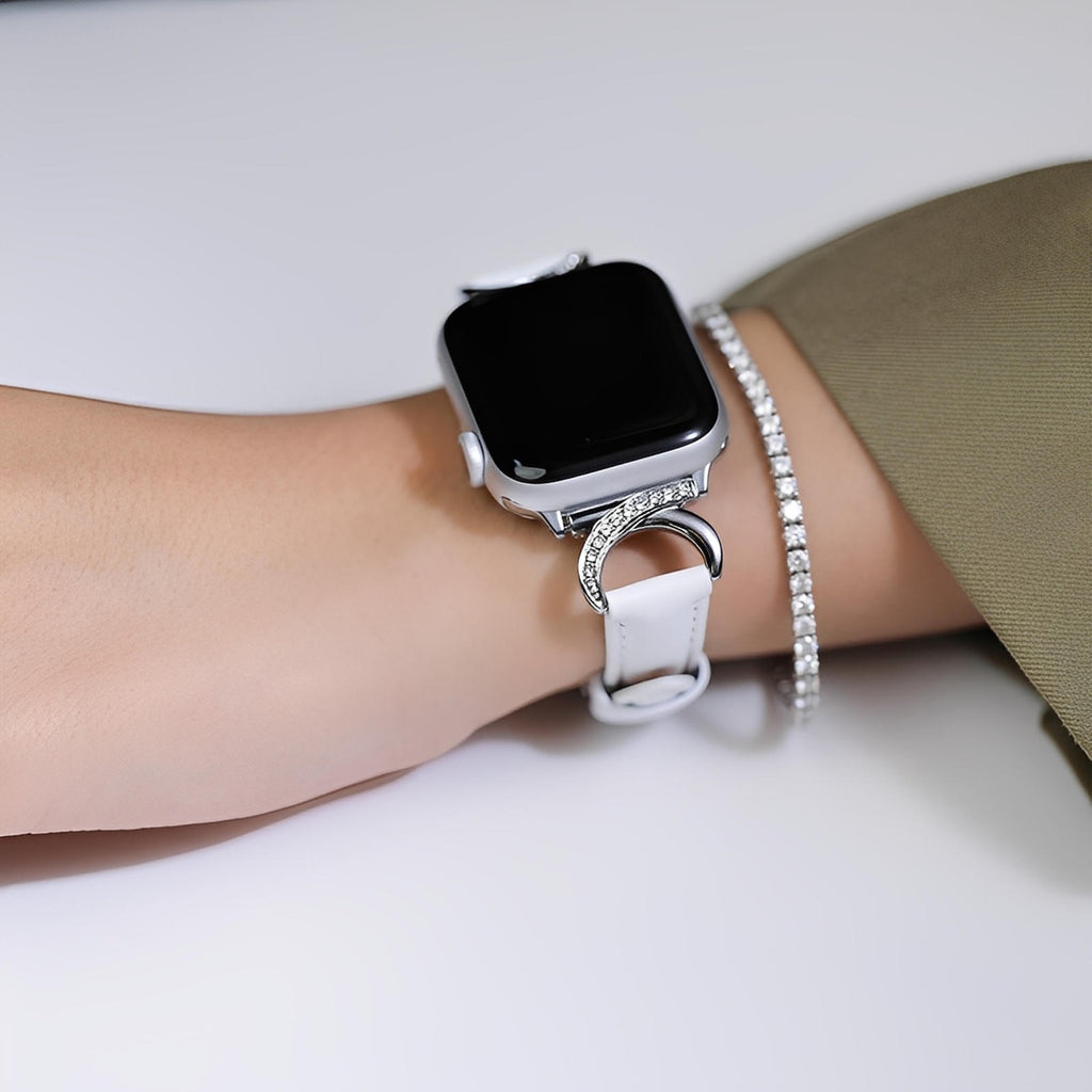 Bracelet Apple Watch en cuir blanc avec boucle en C argentée ornée de strass, style féminin élégant.