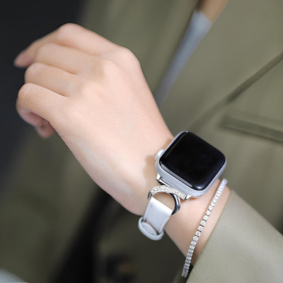Bracelet Apple Watch cuir blanc perle avec boucle en C ornée de strass scintillants, style raffiné féminin.