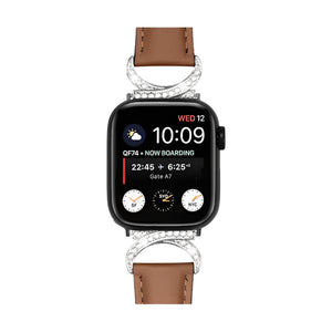 Bracelet Apple Watch en cuir marron avec boucle en C argentée ornée de strass scintillants.