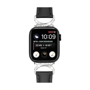 Bracelet Apple Watch en cuir noir avec boucle en C en métal argenté incrustée de strass scintillants.