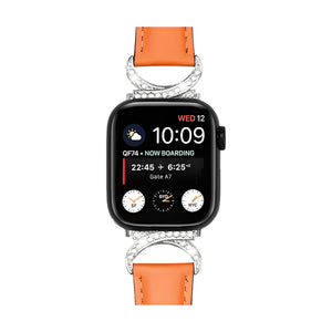 Bracelet en cuir orange pour Apple Watch, boucle en C argentée ornée de strass, style féminin élégant.