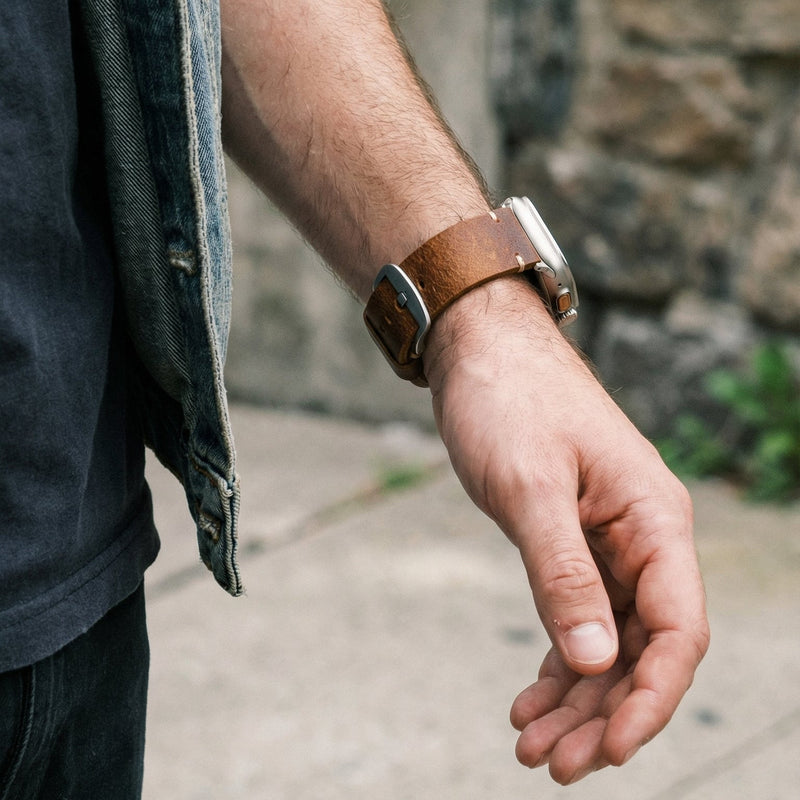 Armband für Apple Watch aus dickem Leder, authentischer Stil, sichtbare Nähte, Verschluss aus Stahl, für Smartwatch, Modell Petrus